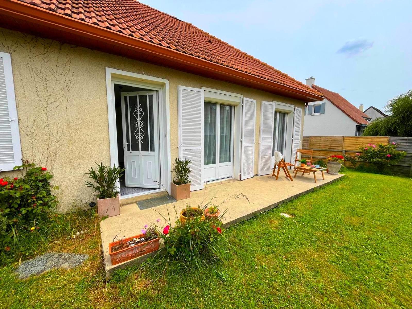 A 12 Min A Pied De La Plage Et 5 Min Du Centre De Luc-Sur-Mer Luc-sur-Mer Exterior foto